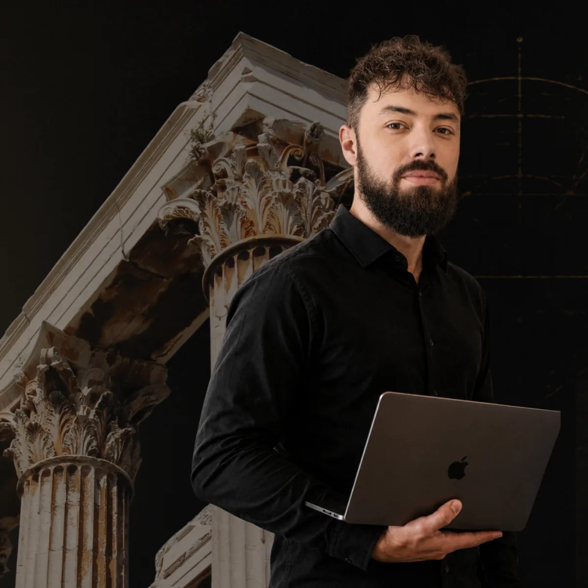 Alexis Gatuingt — portrait éditorial devant un chapiteau corinthien