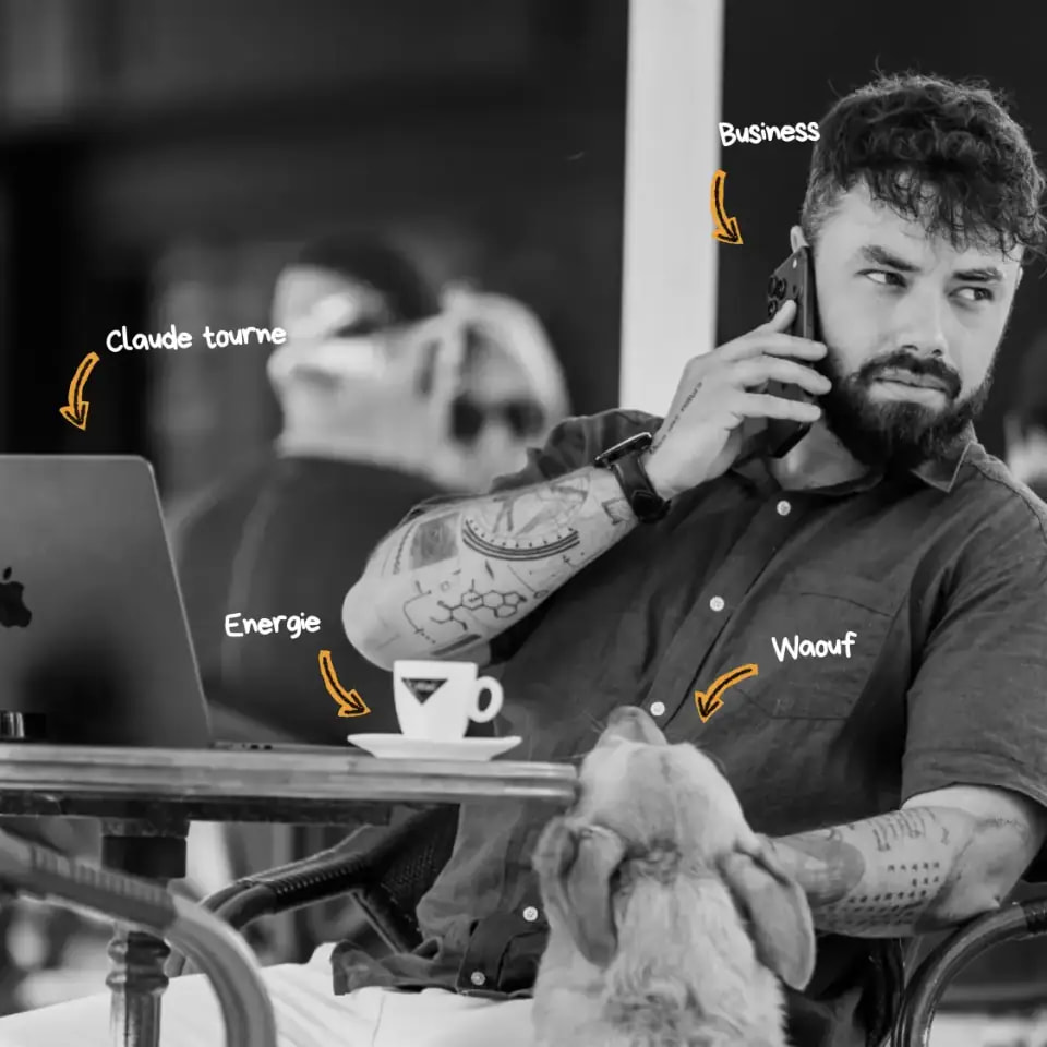 Alexis Gatuingt, en terrasse, téléphone à l'oreille et café à portée de main